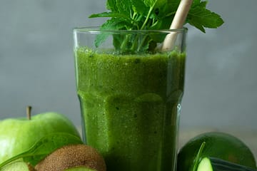 Πράσινο smoothie αποτοξίνωσης Clean 9 με φρέσκα υλικά