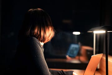 Γυναίκα εργάζεται νύχτα σε γραφείο — τριπλέτα αδυνατίσματος και νυχτερινή βάρδια